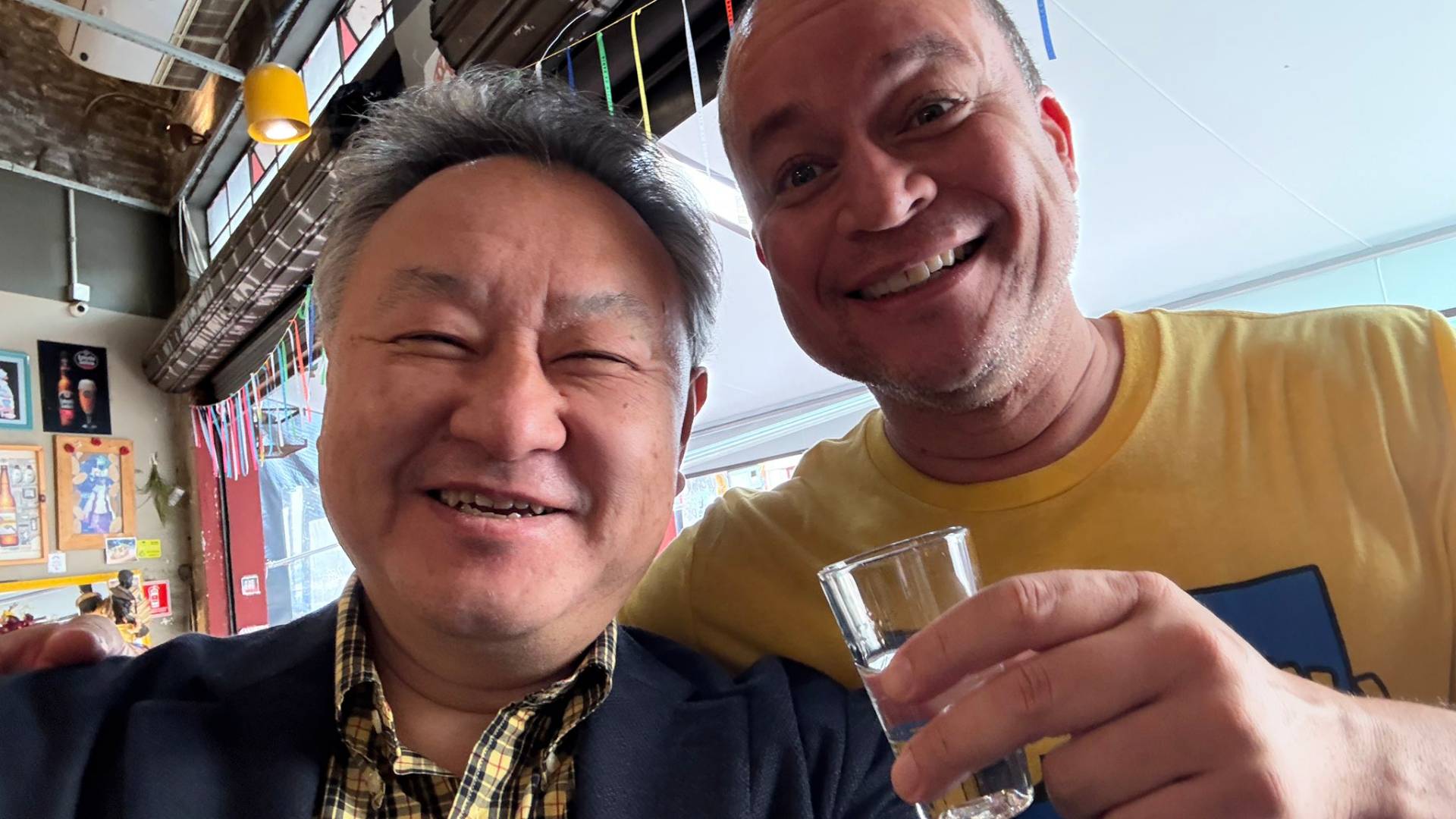 Ex-Playstation, Shuhei Yoshida bebe cachaça e come cachorro-quente na Gamescom Latam