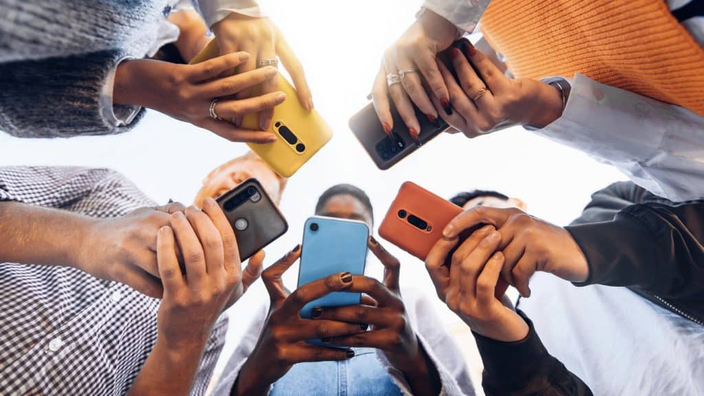 “Her” na vida real? 80% dos Gen Z se casariam com uma IA, aponta estudo
