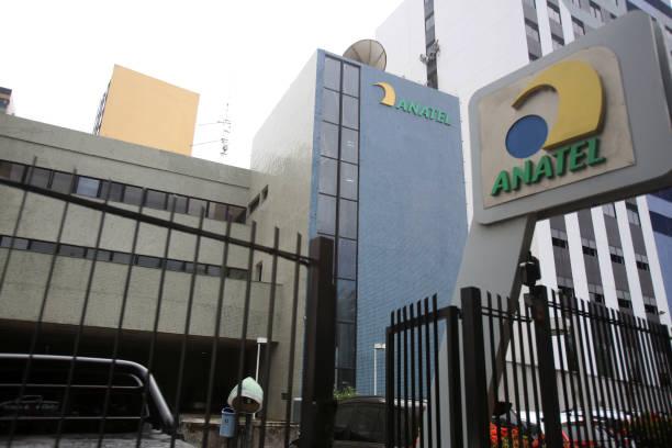 Anatel quer tirar Amazon e Mercado Livre do ar por causa de celulares piratas