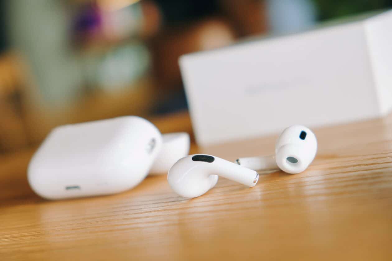 Em crescimento, mercado global de fones TWS foi liderado pela Apple no 1º trimestre de 2025