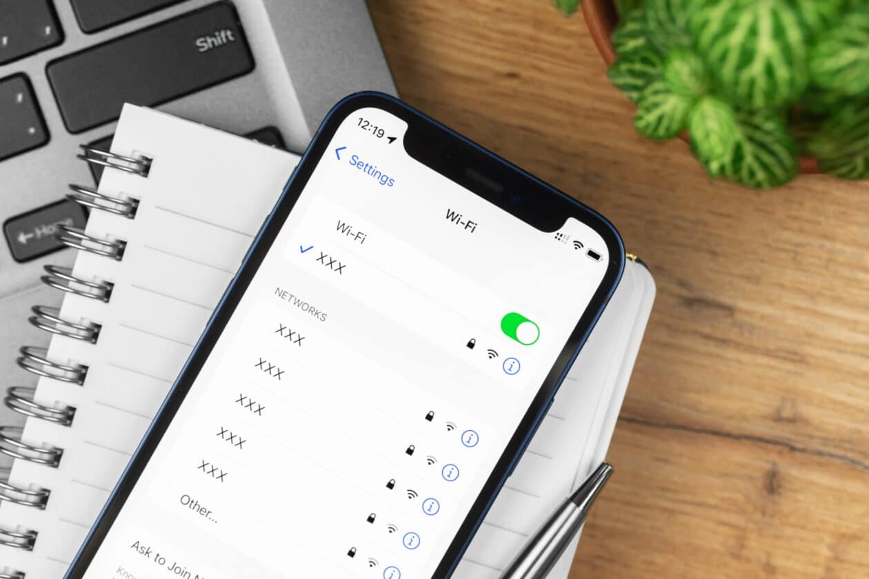 iOS 19 e macOS 16 sincronizarão logins de redes Wi-Fi públicas, diz Mark Gurman
