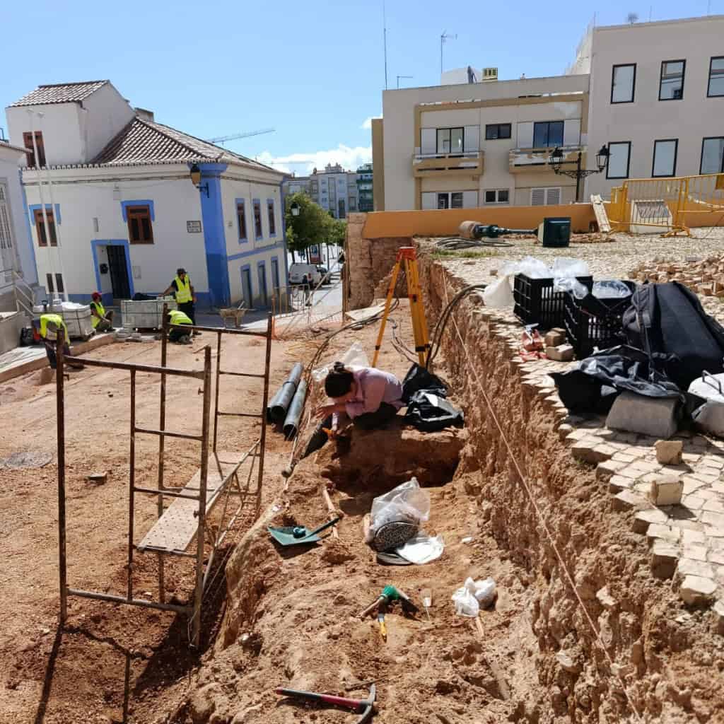 Escavação de igreja em Portugal revela 12 esqueletos enterrados