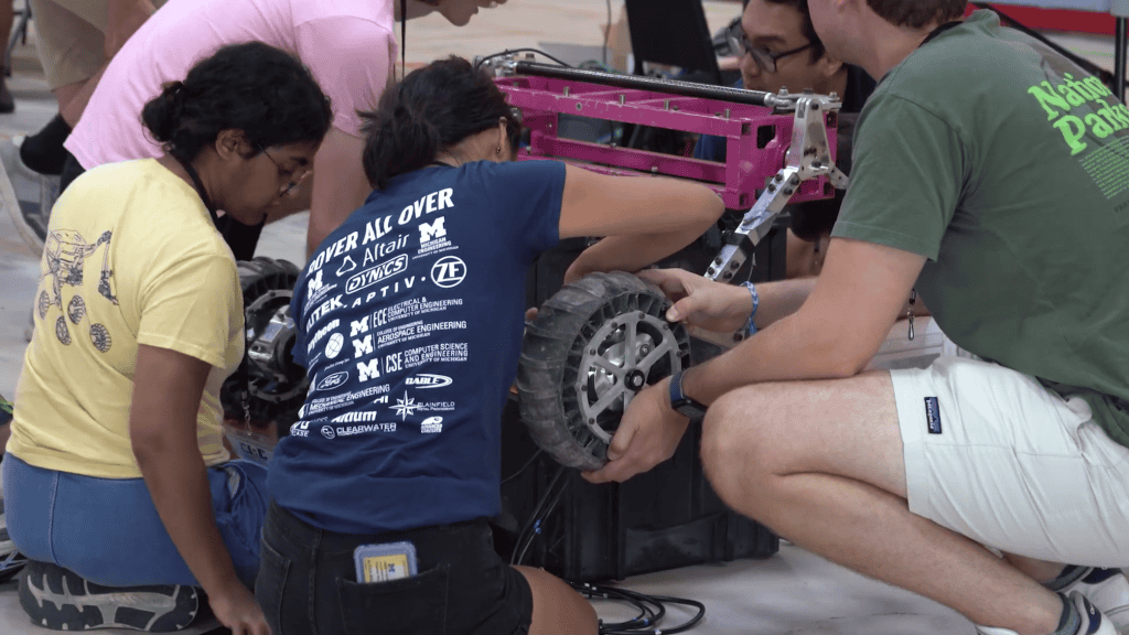 Equipe de universidade brasileira participa de competição de engenharia no Canadá
