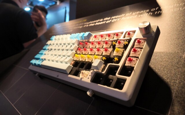 Corsair anuncia seu novo Web Hub e o teclado personalizável MAKR 75