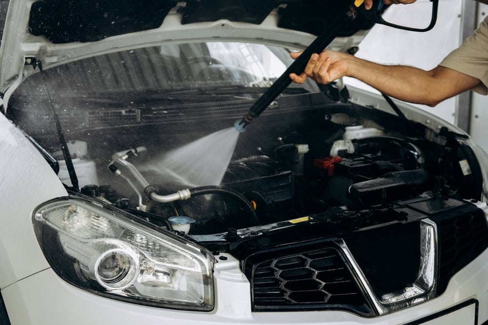 Pode lavar o motor do carro? Entenda os riscos