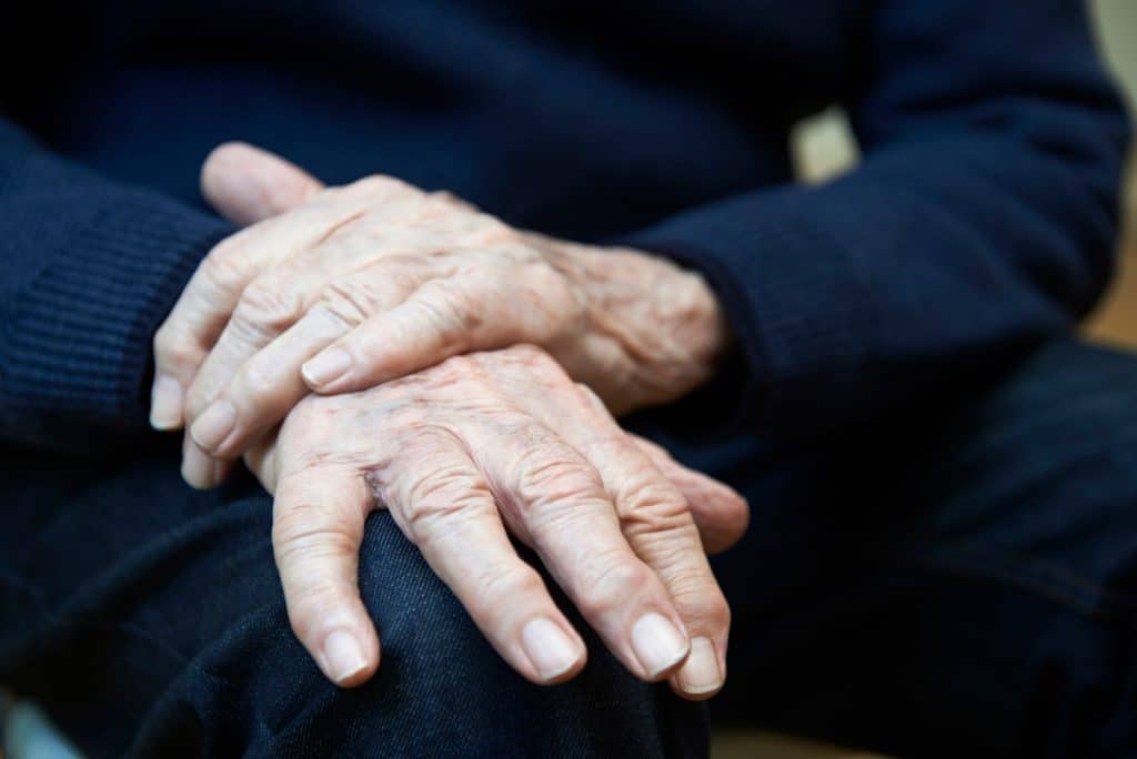 Estudo: exame nos olhos permite diagnóstico precoce de Parkinson