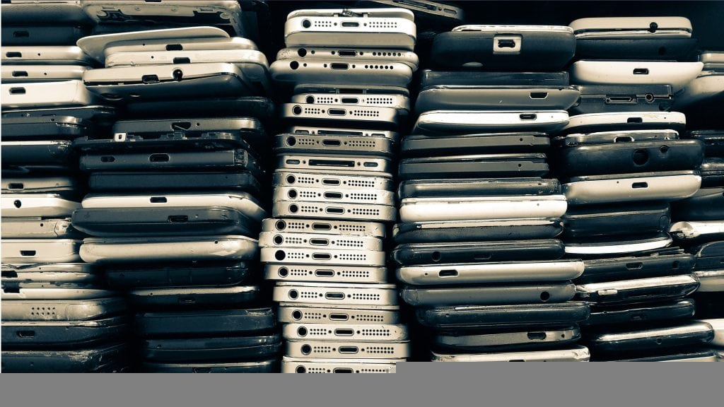 Vale a pena consertar um celular antigo?