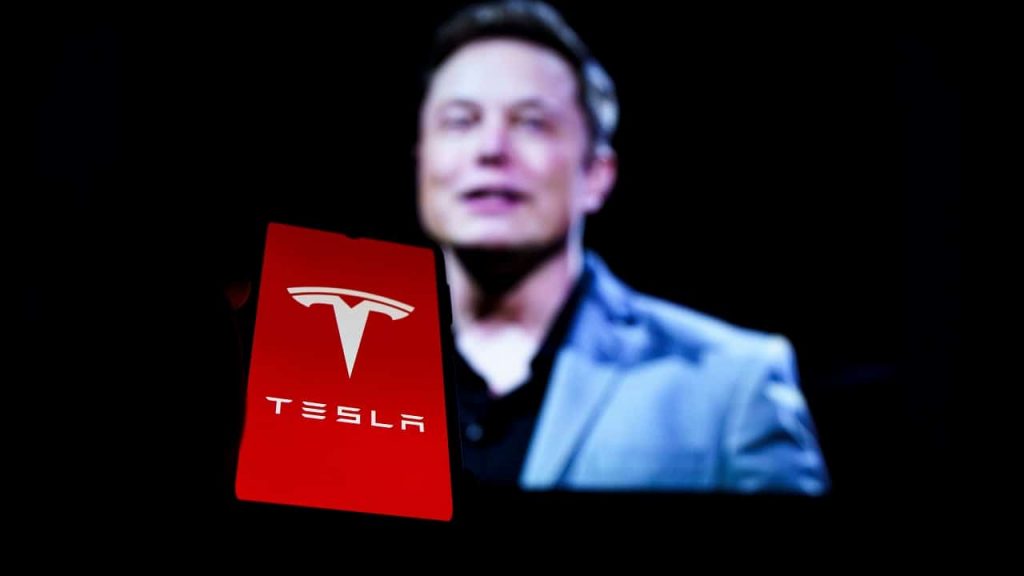 Tesla vai revisar salário bilionário de Elon Musk