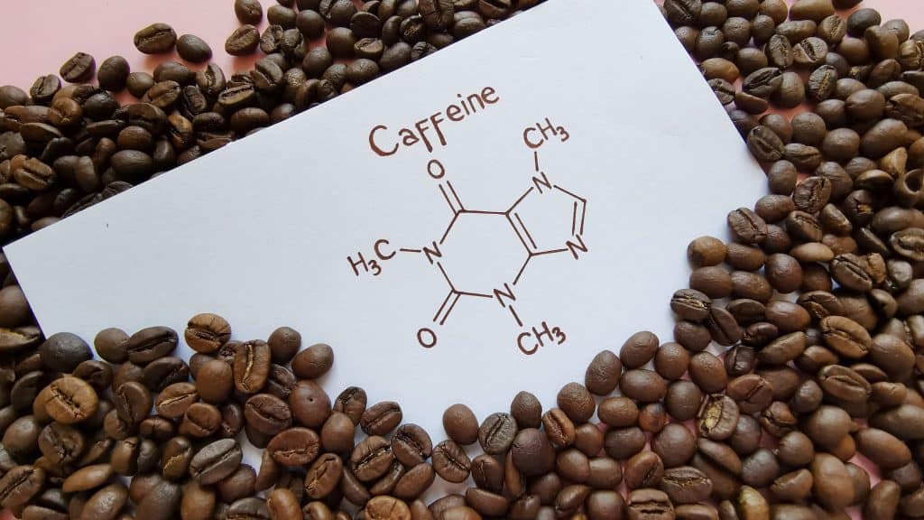 Qual a relação entre cafeína e ataques de pânico?