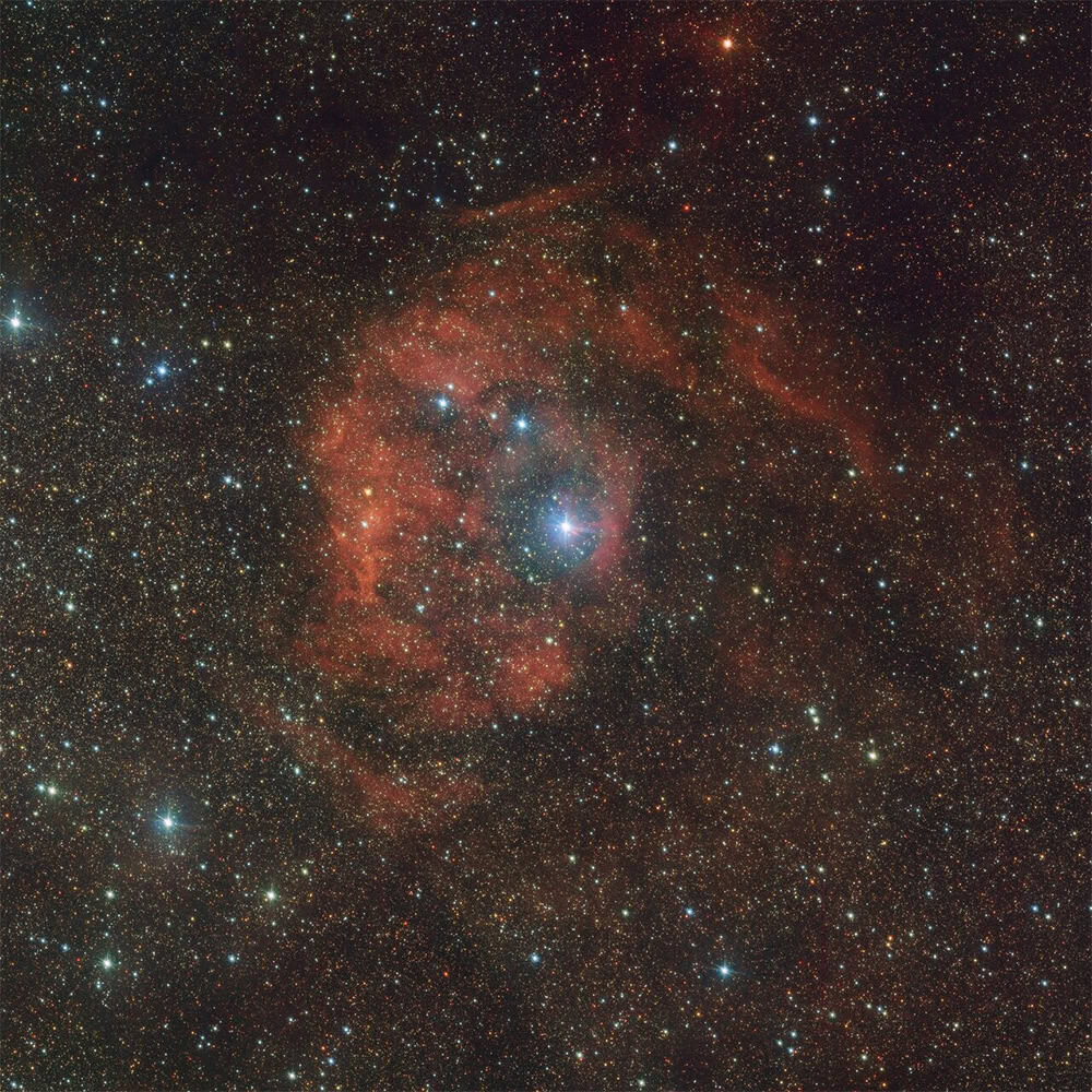 Estrela “intrusa” muda a paisagem de nebulosa a 6 mil anos-luz da Terra