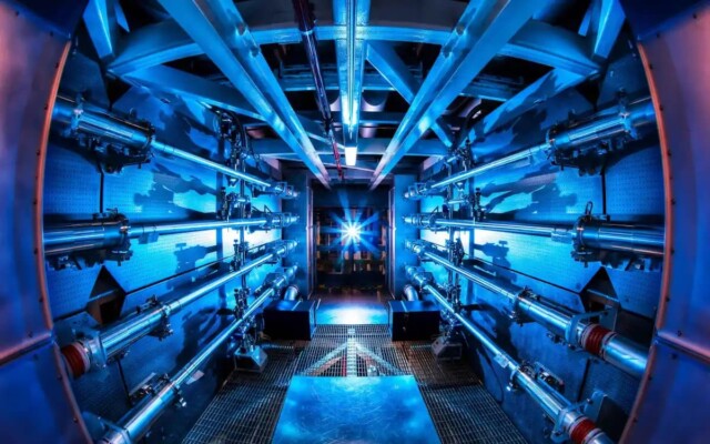 Experimento de fusão nuclear com laser mais que dobra geração de energia nos EUA