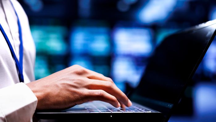 Modelo de IA aberto é mais barato para 2 em cada 3 empresas, diz estudo da Meta