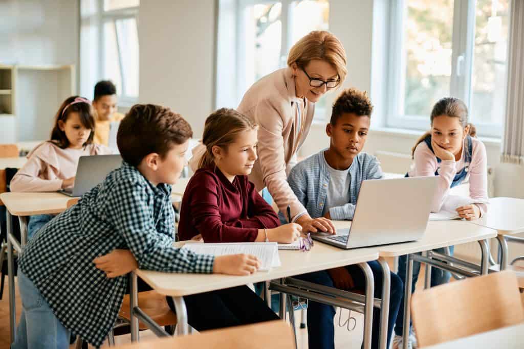 Em carta aberta, CEOs defendem ensino de IA em escolas dos EUA 