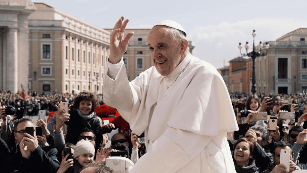 Qual é a origem das palavras “papa” e “conclave”?