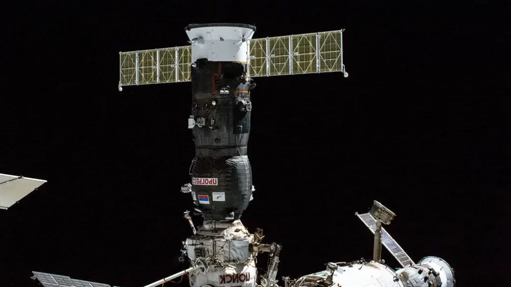 Estação espacial faz manobra de emergência para desviar de pedaço de foguete chinês